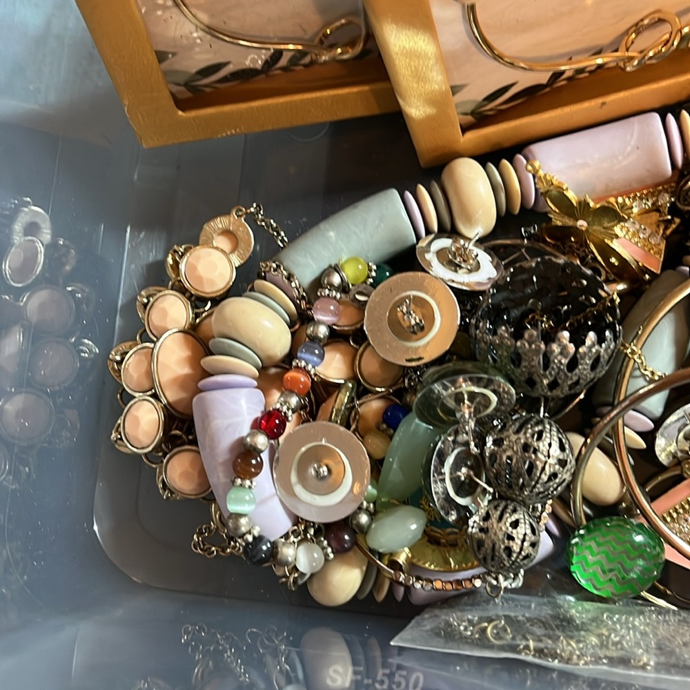 Scrap lot, 2.42 lbs, some wearable but most scrap lot 07257 - Picture 4 of 10